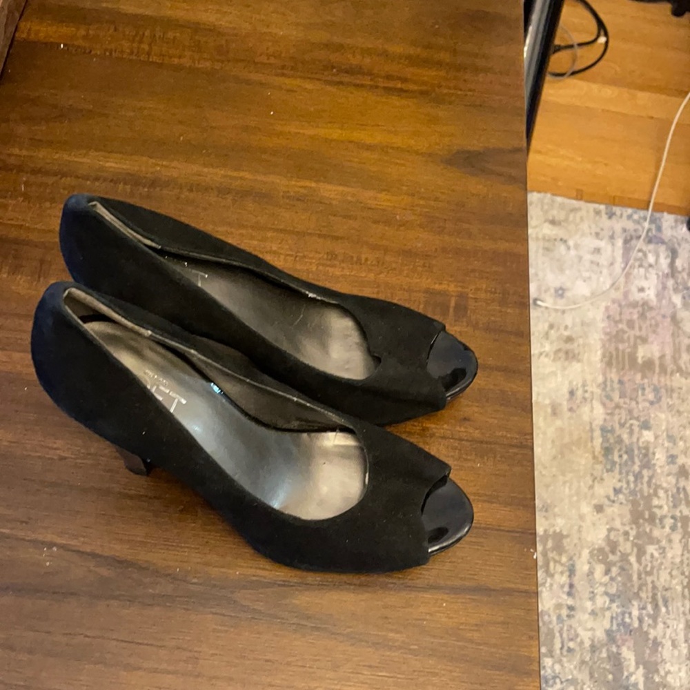 Nice black shoes that goes with anything you want to put it on.